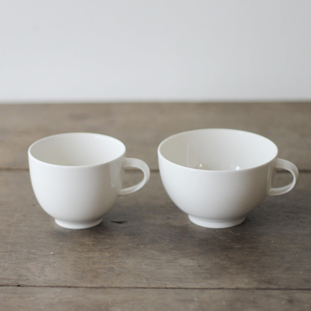 左：コーヒーカップ、右：ティーカップ
