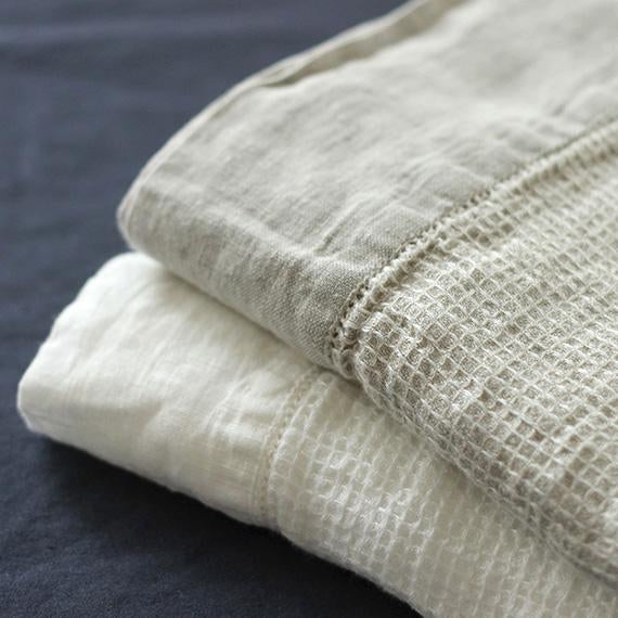 上からフラックス、オイスター。タオルの両端はピコ刺繍仕上げになっています