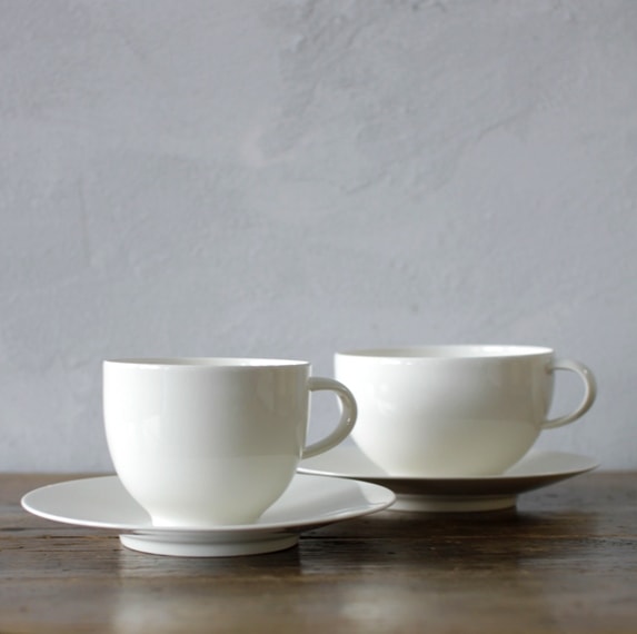 左：コーヒーカップ、右：ティーカップ