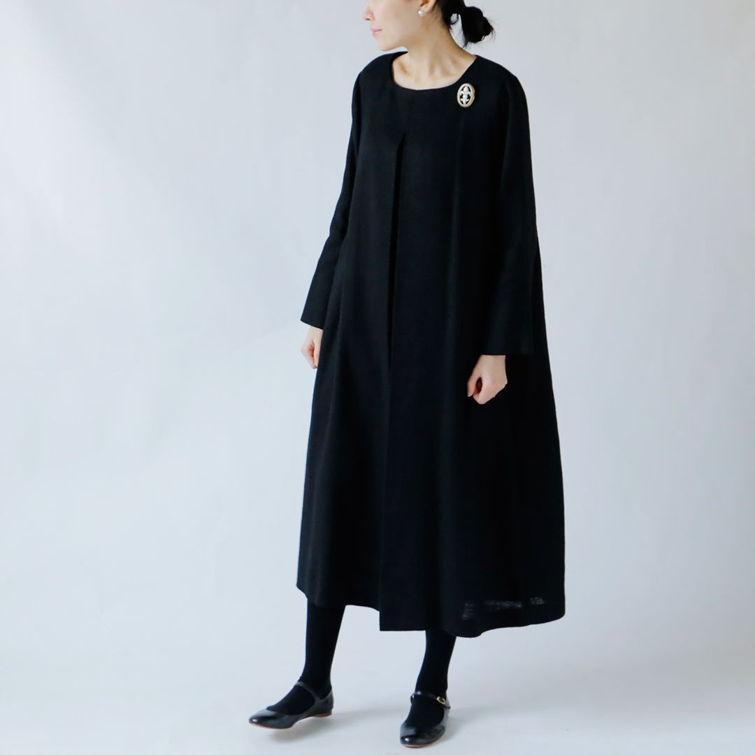 ブランカッセ　ワンピース：エリーヌ38　靴：AVRIL GAU エナメルフラットパンプス　（モデル身長166cm）
